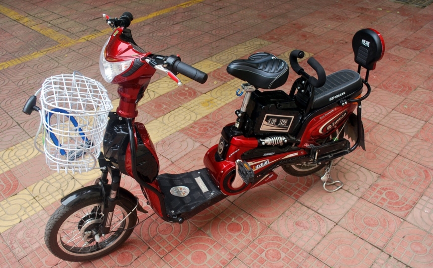 moped-19377_1280 (1)