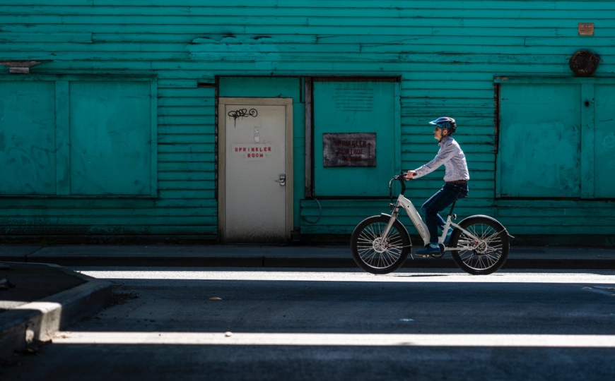 free-photo-of-hombre-calle-bicicleta-urbano